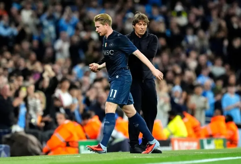 HLV Conte xin lỗi De Bruyne.